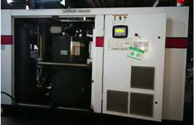 由于油品問題導致油氣分離器壓差高，空壓機潤滑油結膠，油濾堵塞，機器高溫報警