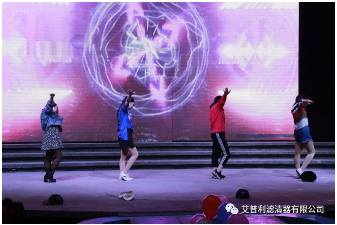 感恩相伴,溫暖同行-艾普利2018年度優(yōu)秀員工表彰大會(huì)暨新春年會(huì)(圖8) 感恩相伴,溫暖同行-艾普利2018年度優(yōu)秀員工表彰大會(huì)暨新春年會(huì)(圖8)